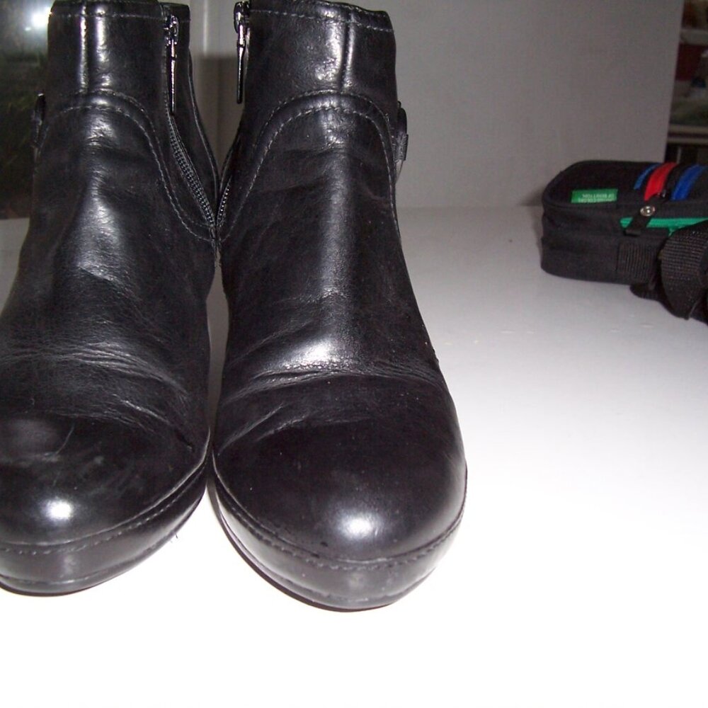 Clark Ankle Boot Sz 8M Black Leather, 2" heel, Side Zipper, Buckle